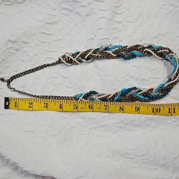 VINTAGE CHUNKY TURQUISE, WHITE,BLUE,CLEAR, AND SILVERTONE NECKLACE - Picture 5 of 8